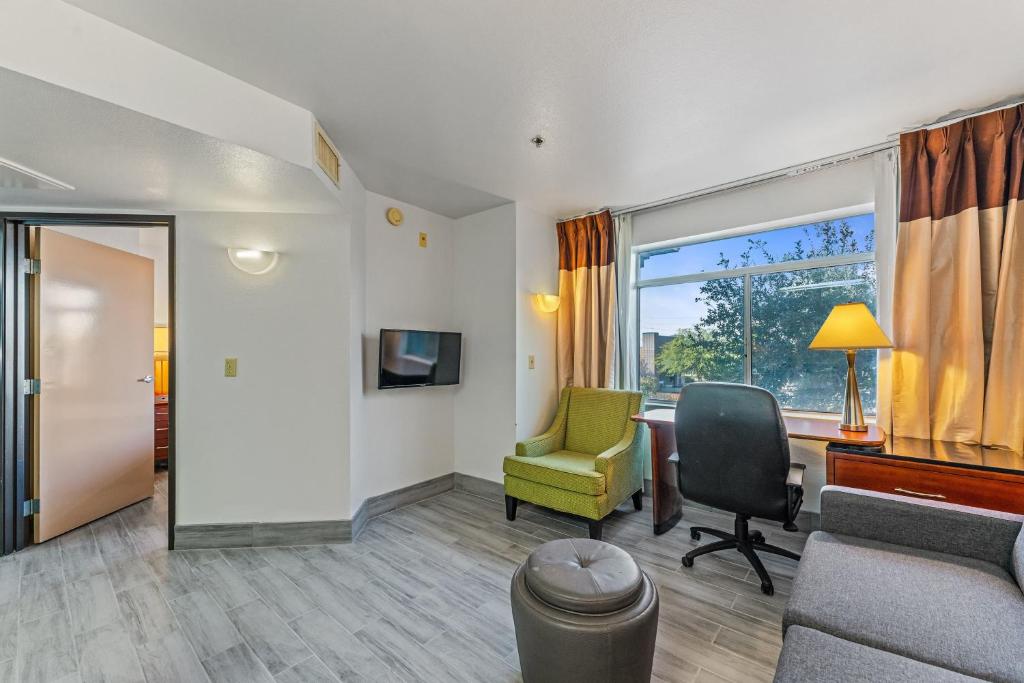 TV a/nebo společenská místnost v ubytování Chandler perfect location 1 bedroom