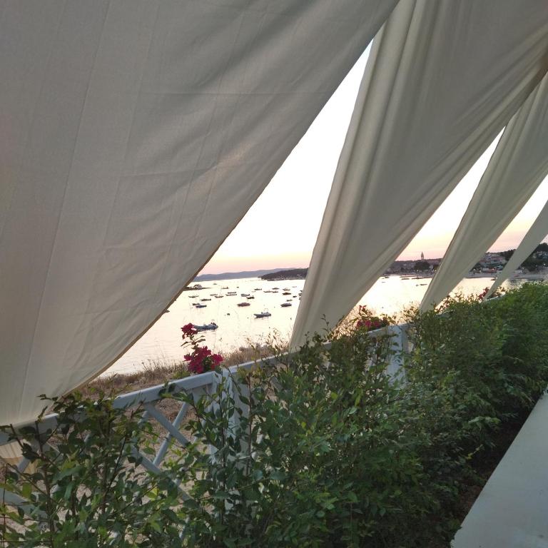 uma vista para a praia a partir de uma tenda em House Mara em Pakoštane