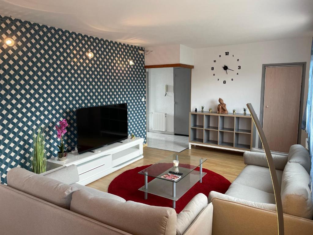 Televízia a/alebo spoločenská miestnosť v ubytovaní Entier Big Appartement