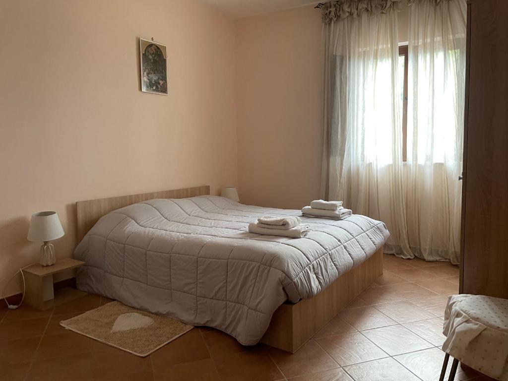 una camera da letto con un letto e due asciugamani di Alba Matesina a SantʼAngelo dʼAlife