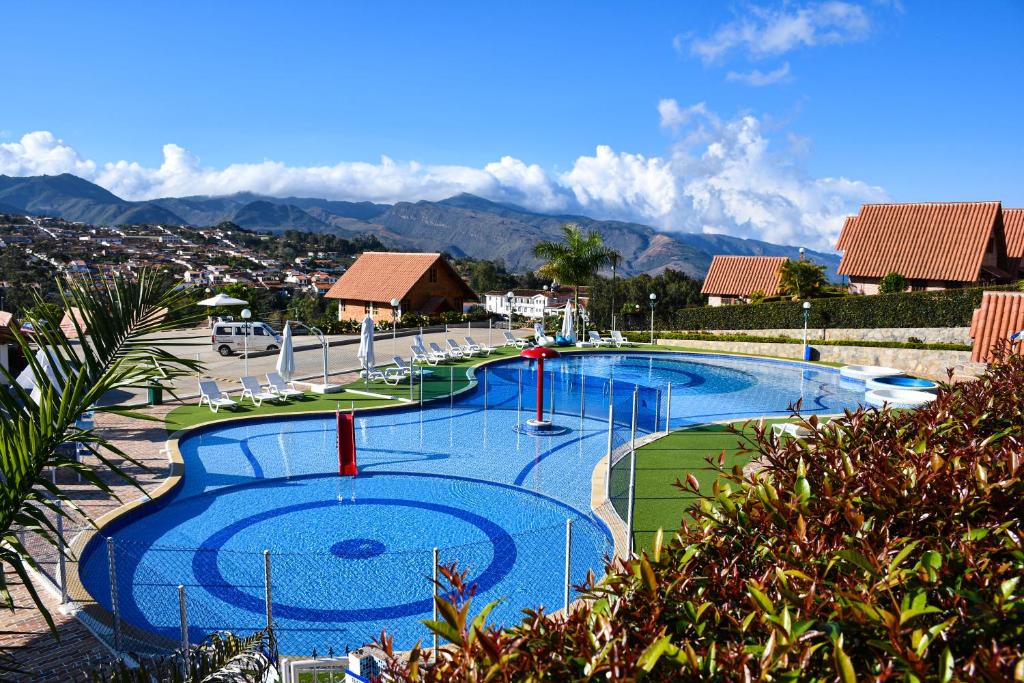 La alberca dentro o cerca de Chalets Suizos