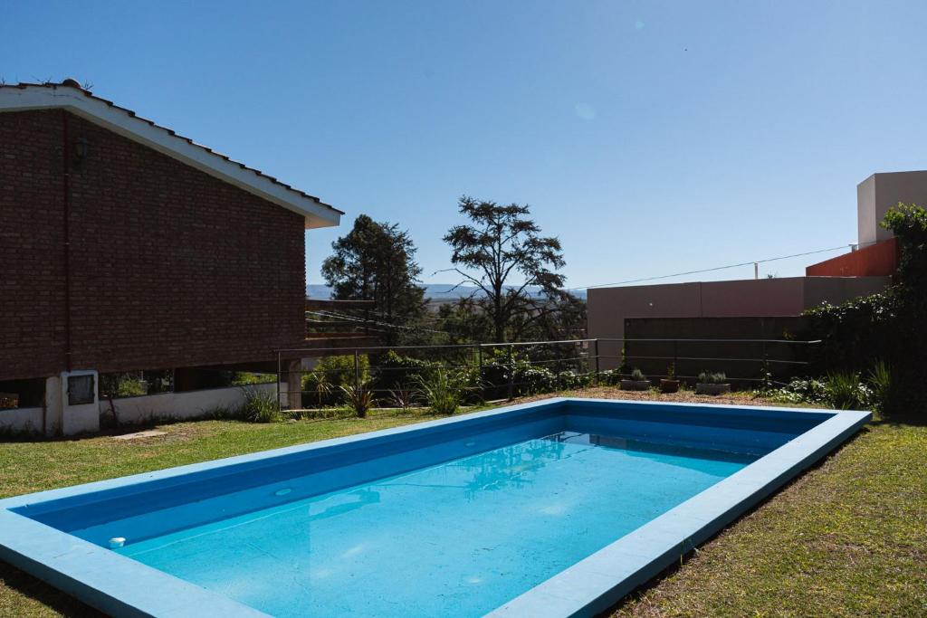 einen Pool im Hof eines Hauses in der Unterkunft Bella Vista Casa con pileta y terraza in Villa Carlos Paz