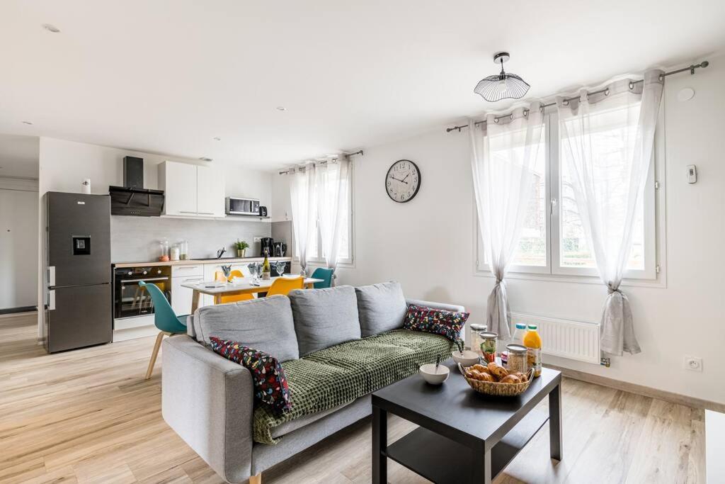 un salon avec un canapé et une table dans l'établissement Le Grand Bellevue Hypercentre 3 chambres face à la Gare SNCF, à Saint-Étienne