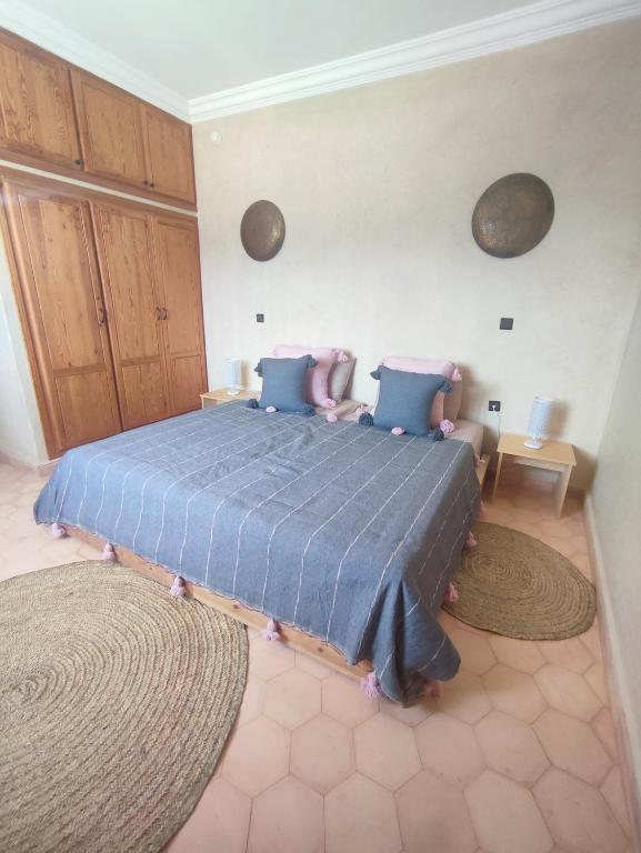 Postel nebo postele na pokoji v ubytování Riad Bini-Ddik