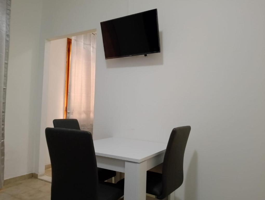TV a/nebo společenská místnost v ubytování COSTA BRAVA Guest House - Affittacamere