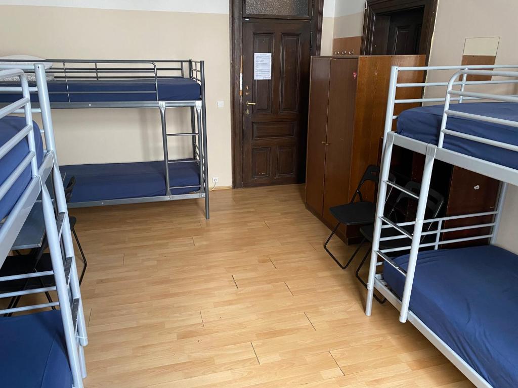 Łóżko lub łóżka w pokoju w obiekcie Hostel EMMA