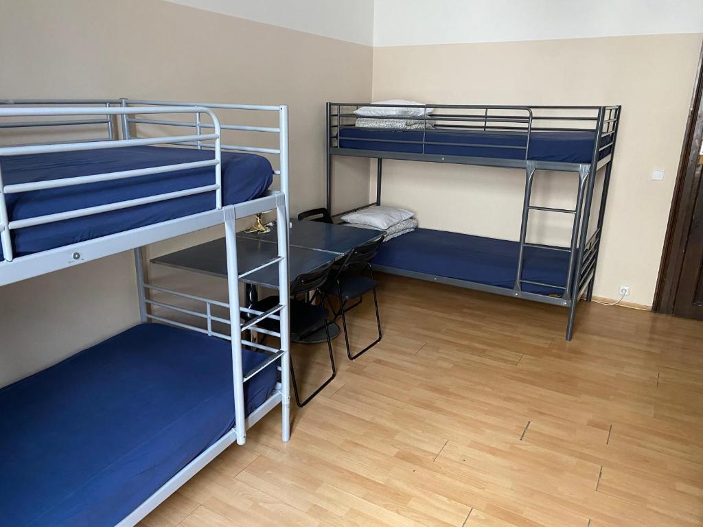 Łóżko lub łóżka piętrowe w pokoju w obiekcie Hostel EMMA