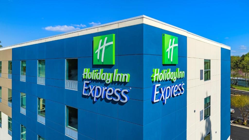 un edificio con el logo exprés de Hilton en Holiday Inn Express - Huntsville Space Center, an IHG Hotel, en Huntsville