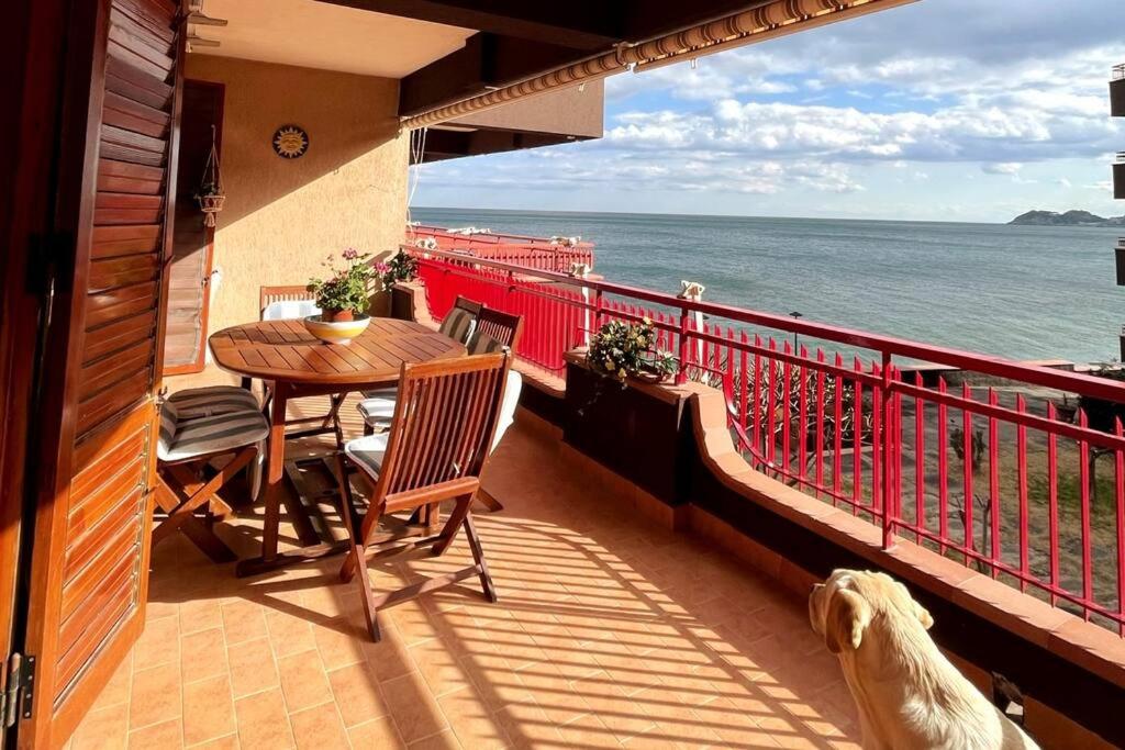 un balcone con tavolo e sedie e l'oceano di Blue Taormina Holiday a Letoianni