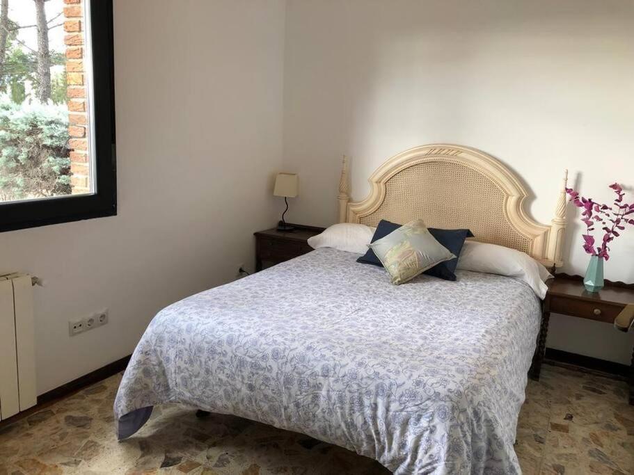 Postel nebo postele na pokoji v ubytování Villa Rana, con amplio jardín, barbacoa y piscina