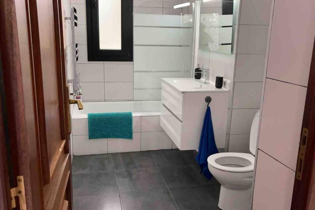 Koupelna v ubytování Villa Rana, con amplio jardín, barbacoa y piscina