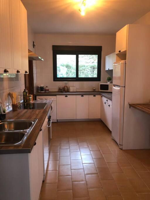 Kuchyň nebo kuchyňský kout v ubytování Villa Rana, con amplio jardín, barbacoa y piscina