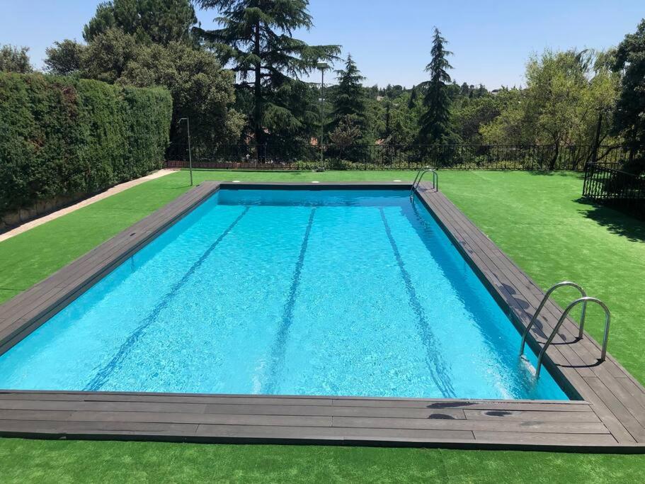 Bazén v ubytování Villa Rana, con amplio jardín, barbacoa y piscina nebo v jeho okolí