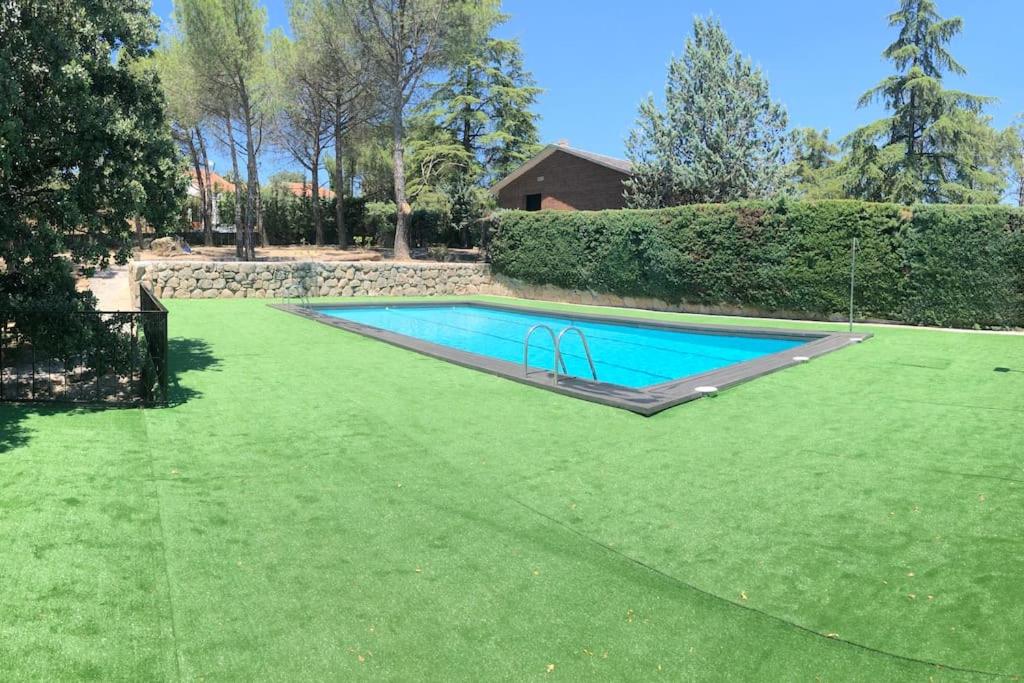 Bazén v ubytování Villa Rana, con amplio jardín, barbacoa y piscina nebo v jeho okolí