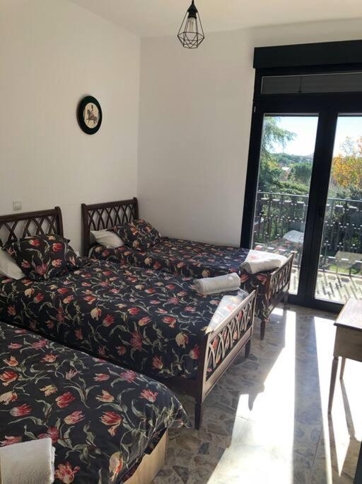 Postel nebo postele na pokoji v ubytování Villa Rana, con amplio jardín, barbacoa y piscina