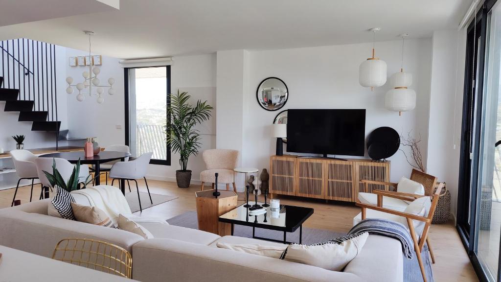 Televízia a/alebo spoločenská miestnosť v ubytovaní ALLONBAY sun & beach penthouse