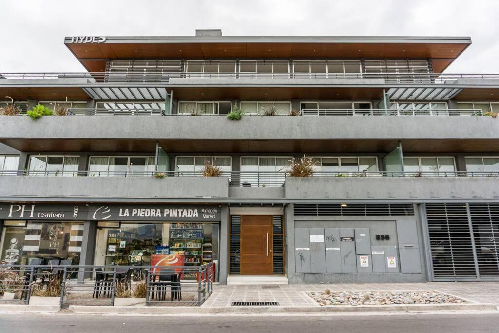 een gebouw met een boekwinkel ervoor bij Moderno Dpto en zona de bodegas in Ciudad Lujan de Cuyo