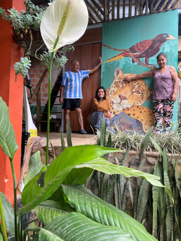 eine Gruppe von Menschen, die vor einem Gemälde stehen in der Unterkunft Hostal Luna Llena in Mocoa