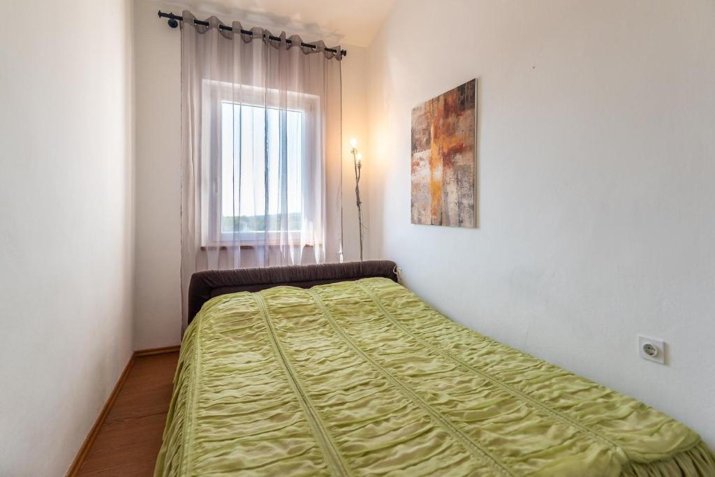 Posteľ alebo postele v izbe v ubytovaní Apartments with a swimming pool Pula - 7356