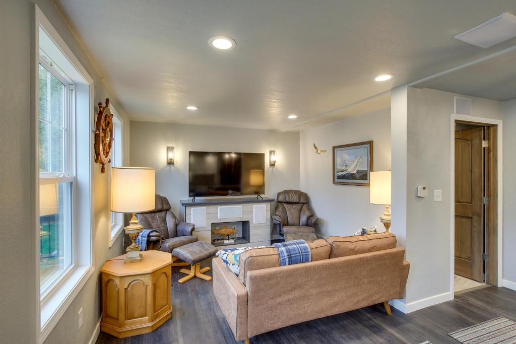 Riverfront Two Rivers Vacation Rental By Beaches, Two Rivers (updated