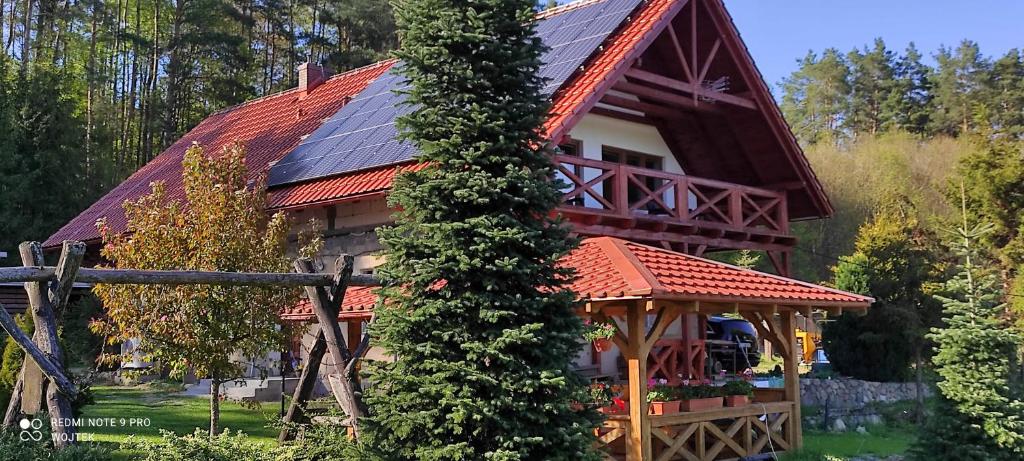 una casa grande con techo con paneles solares en Gajówka Świt, 