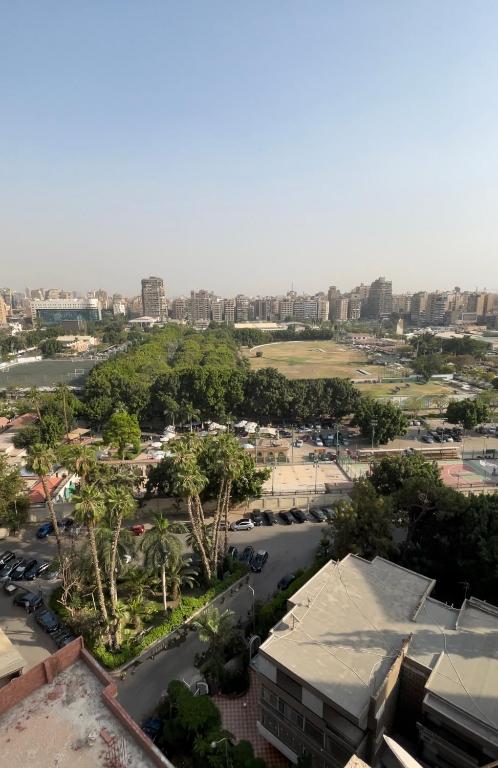 una vista aerea di una città con edifici e alberi di شقة مفروشة فى المهندسين a Il Cairo