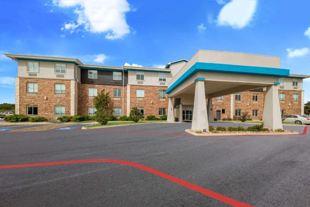 Best Western Plus Bowie Inn & Suites - Housity