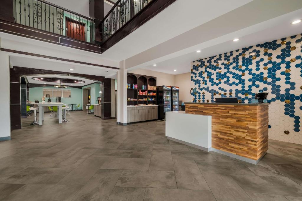 a lobby of a store with a counter and a table at Best Western Bowie Inn & Suites in Bowie