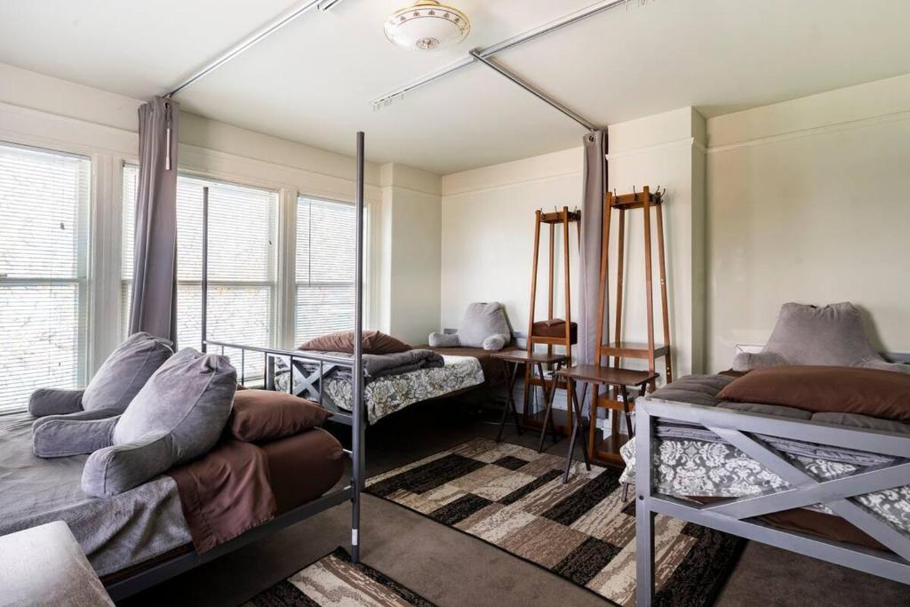 サンフランシスコにあるSunset Edwardian Bed and Breakfast At Golden Gate Park San Franciscoの二段ベッド2台とテーブルのある寝室