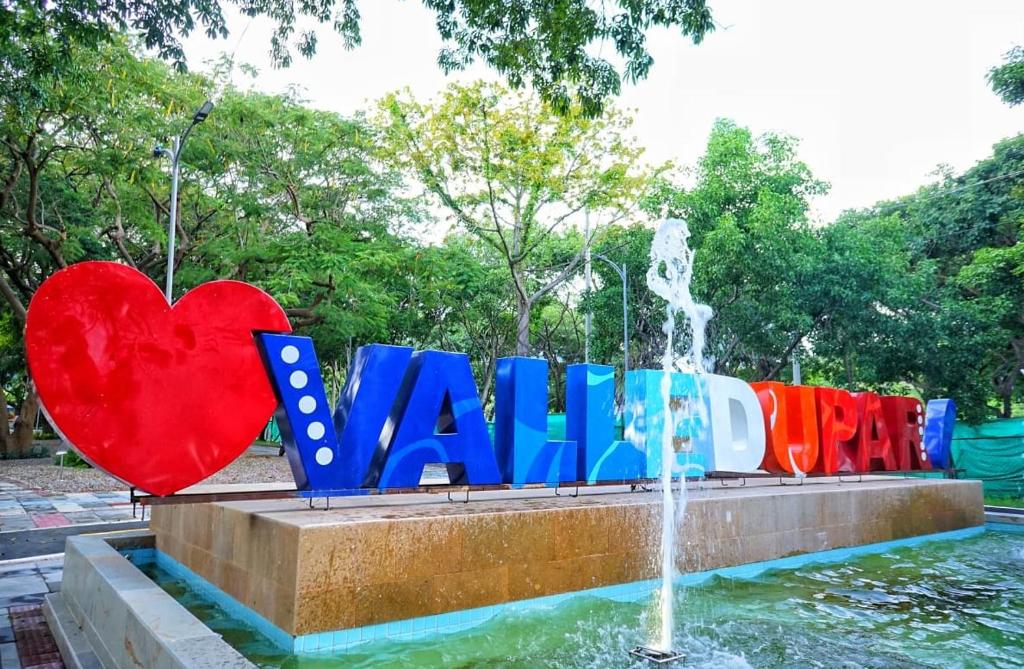 a fountain with a sign that says vana at Mami Yola in Valledupar