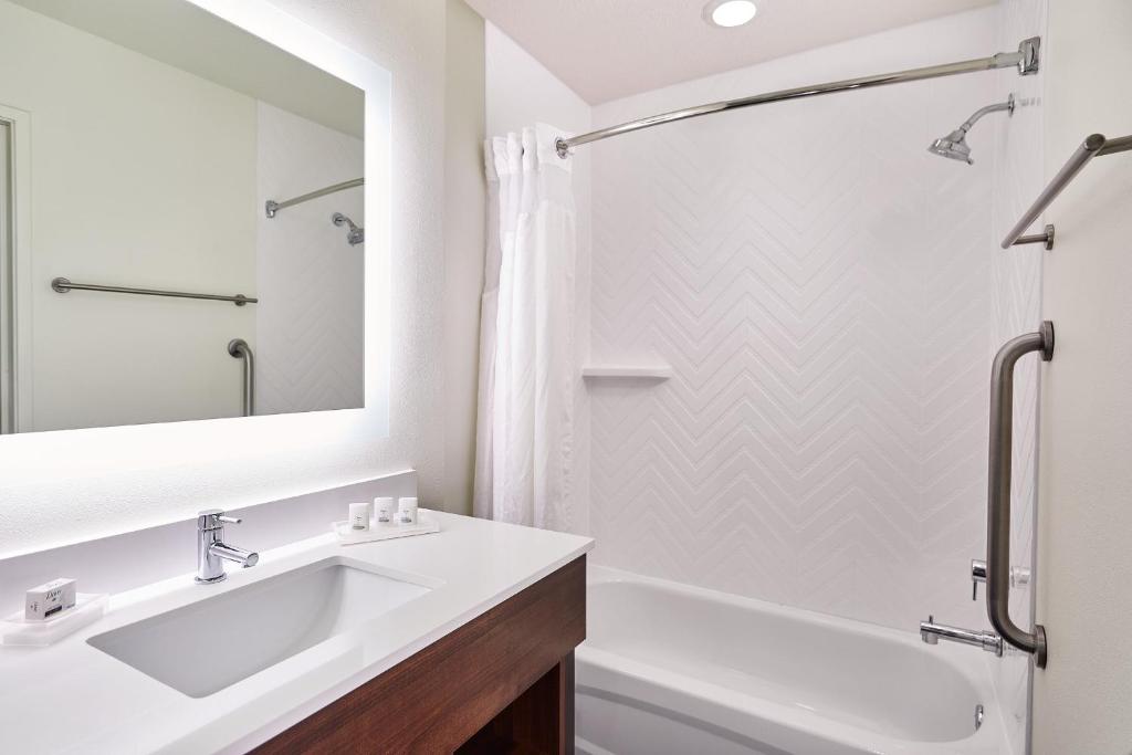 Holiday Inn Hotel & Suites Madison West - Middleton by IHG photo