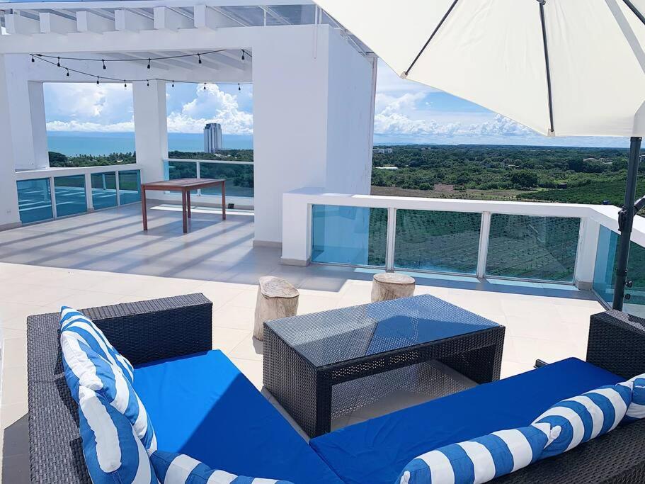 Μπαλκόνι ή βεράντα στο Playa Blanca Penthouse with Breathtaking Ocean Views - King Bed