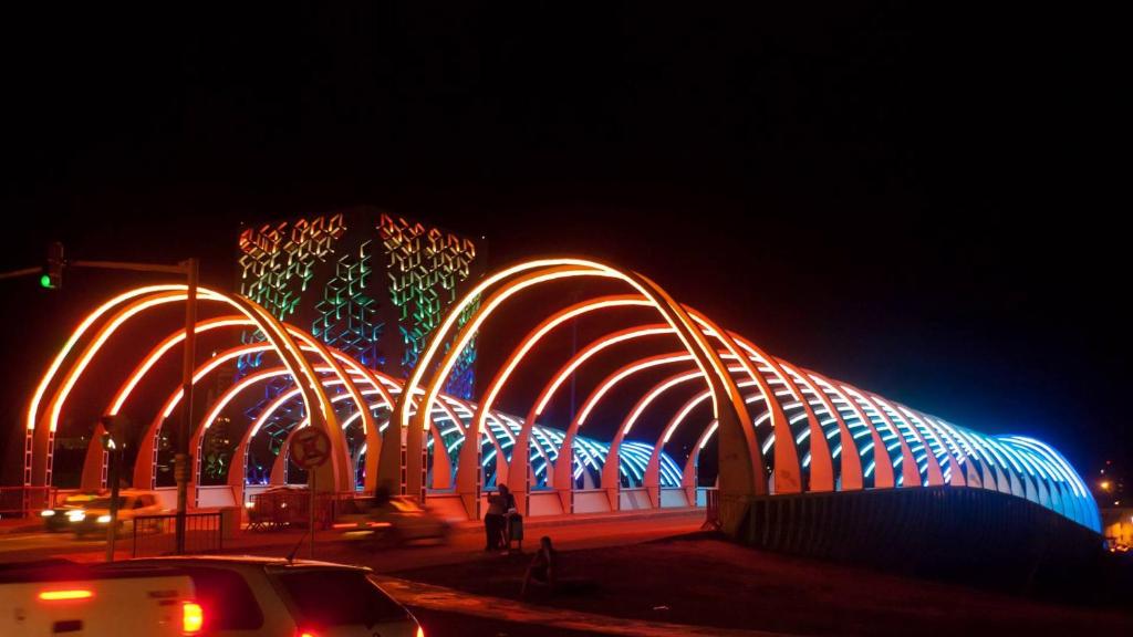 un edificio con luces encendidas por la noche en Dpto matunga en Córdoba