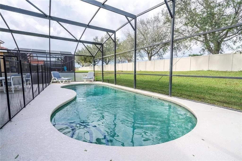 una piscina con pérgola junto a un patio en 4 bedrooms pool home gated resort of Solana, en Davenport