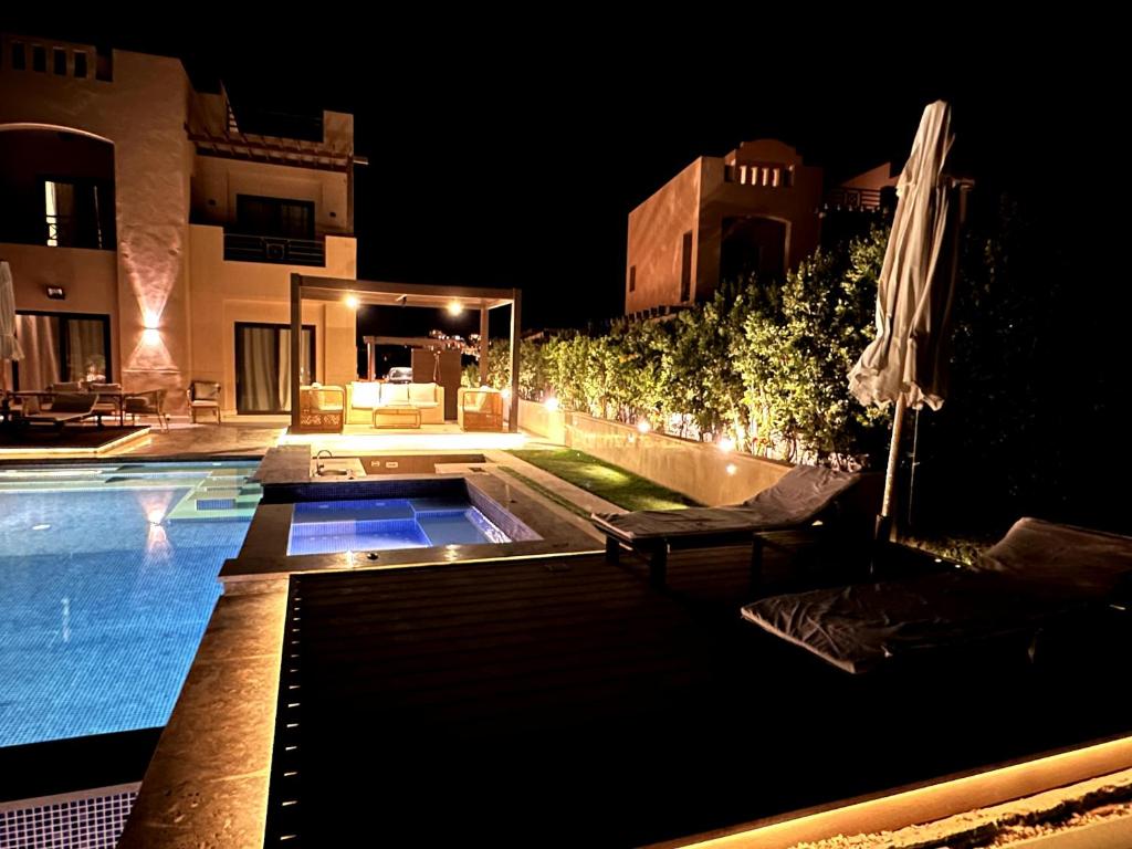 Bazén v ubytování Luxurious Villa with Infinity Private Pool & Jacuzzi over Sabina Island's Lagoon nebo v jeho okolí
