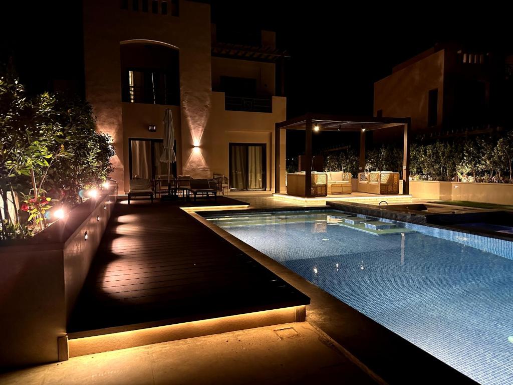 Bazén v ubytování Luxurious Villa with Infinity Private Pool & Jacuzzi over Sabina Island's Lagoon nebo v jeho okolí