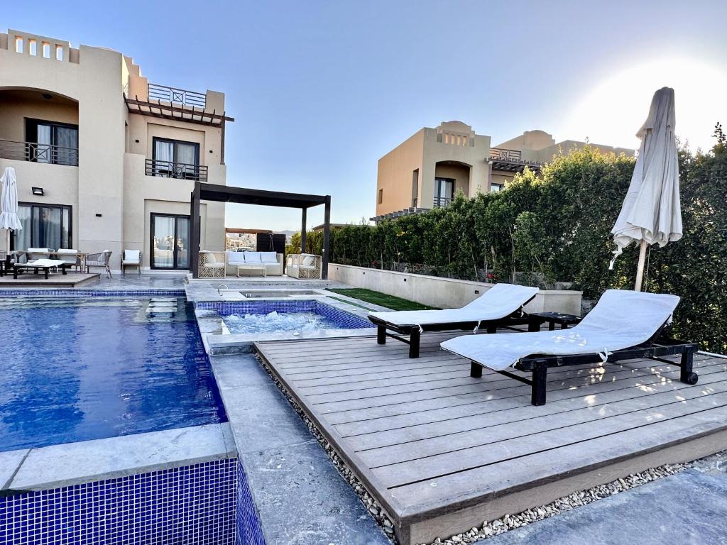 Bazén v ubytování Luxurious Villa with Infinity Private Pool & Jacuzzi over Sabina Island's Lagoon nebo v jeho okolí