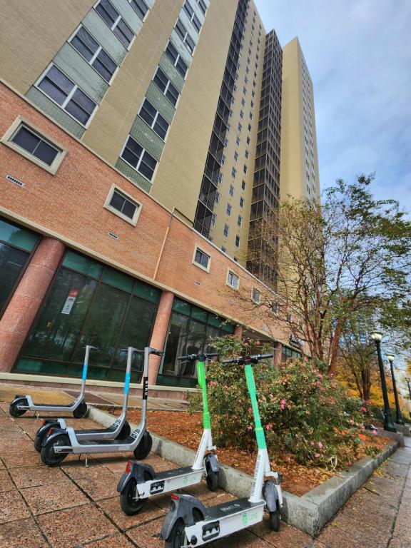 una fila de scooters estacionados frente a un edificio en Cozy View Downtown Atlanta Condo, en Atlanta