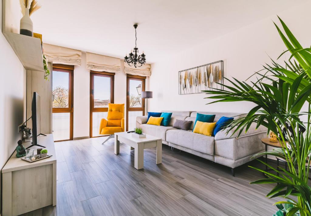 un salon avec un canapé et une télévision dans l'établissement La Casa de Checa, à Colmenar de Oreja