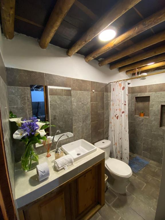 y baño con lavamanos, aseo y lavamanos. en Chalet del lago Santa Elena en Santa Elena