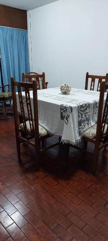 einen Esstisch mit einem weißen Tischtuch drauf in der Unterkunft DEPARTAMENTO CENTRICO ALAUAL in Concordia