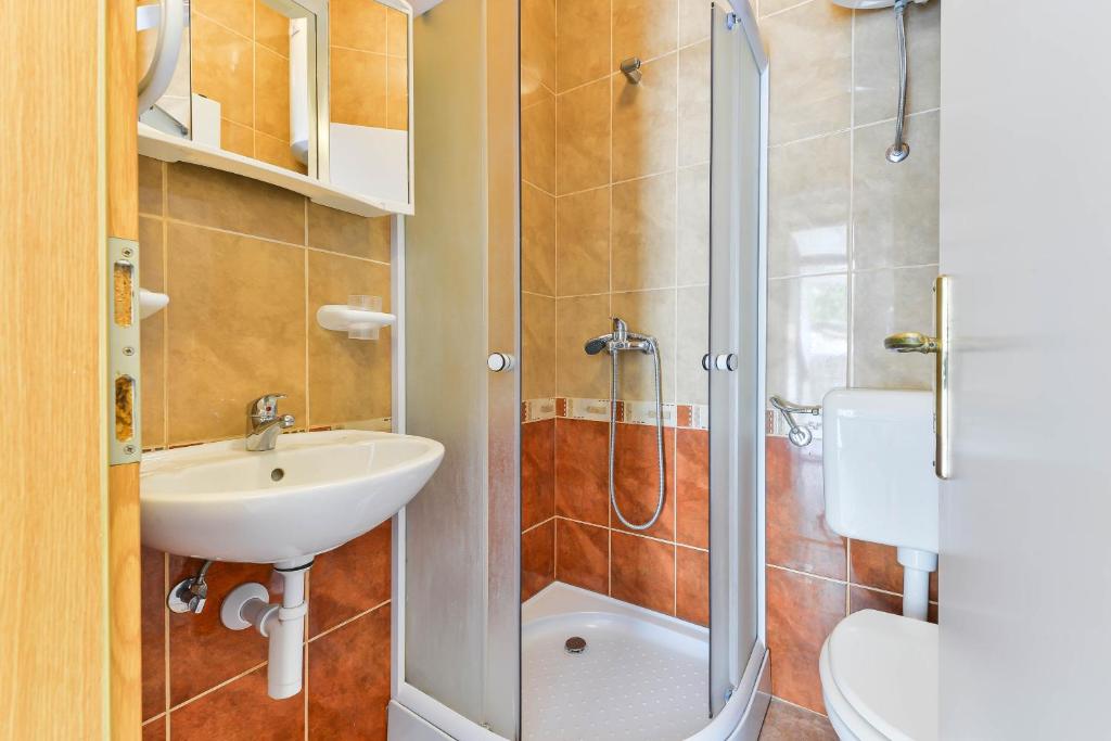Kúpeľňa v ubytovaní Apartments by the sea Sukosan, Zadar - 6133