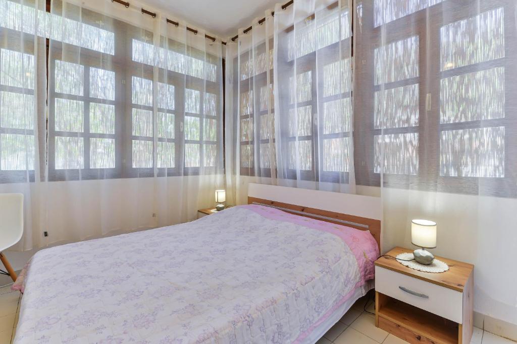 Posteľ alebo postele v izbe v ubytovaní Apartments by the sea Sukosan, Zadar - 6133