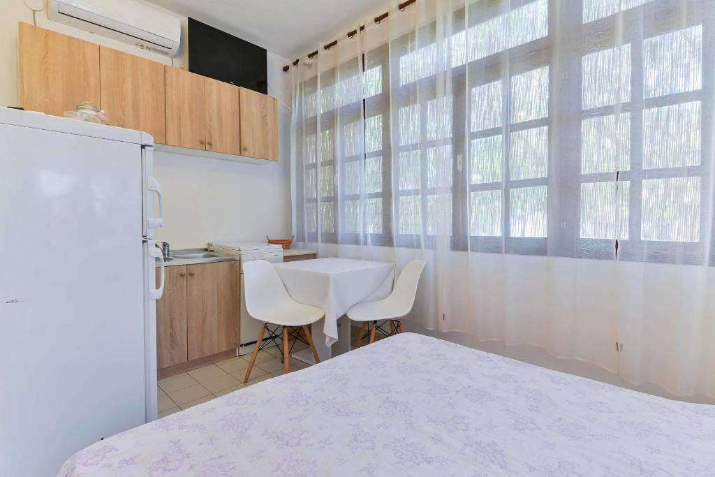 Kuchyňa alebo kuchynka v ubytovaní Apartments by the sea Sukosan, Zadar - 6133