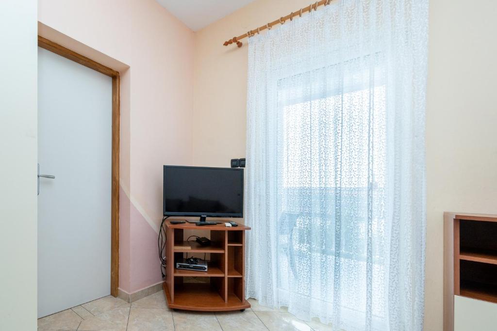 Apartments and rooms by the sea Posedarje, Novigrad - 21123 - Three-Bedroom Apartment With Terrace And Sea View