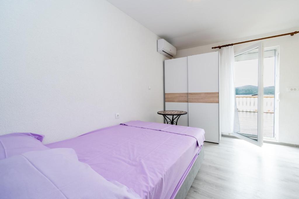 Apartments and rooms by the sea Posedarje, Novigrad - 21123 - Studio With Sea View