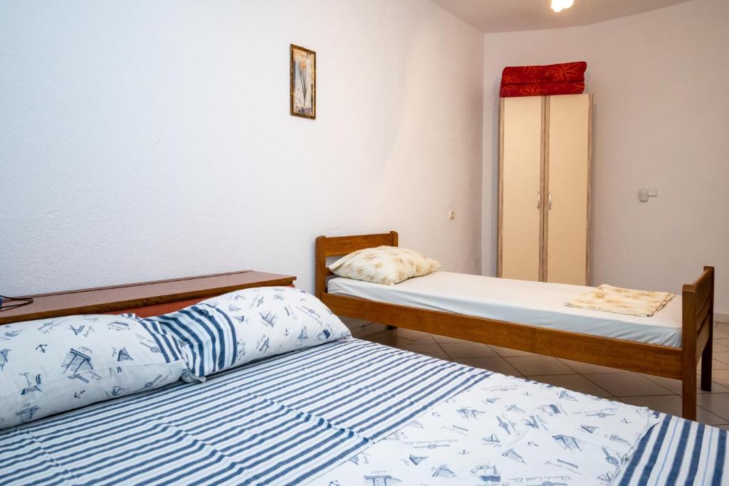 Apartments and rooms by the sea Posedarje, Novigrad - 21123 - Triple Room