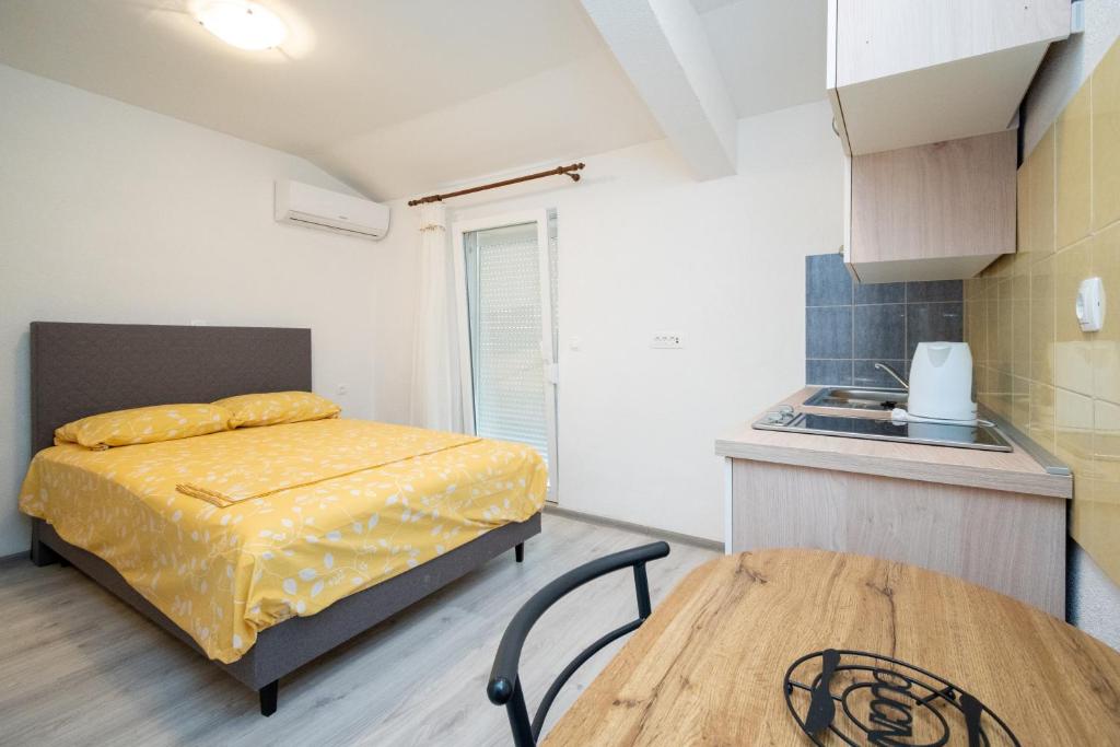 Apartments and rooms by the sea Posedarje, Novigrad - 21123 - Studio With Sea View