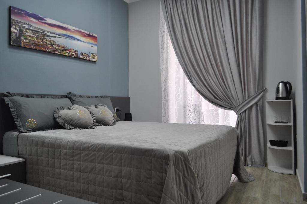 1 dormitorio con cama y ventana en HSUITE, en Nápoles