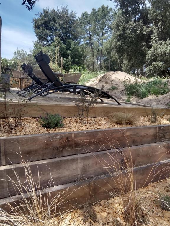 une chaise assise au-dessus d'une clôture dans l'établissement villa bois flottés, au Le Verdon-sur-Mer